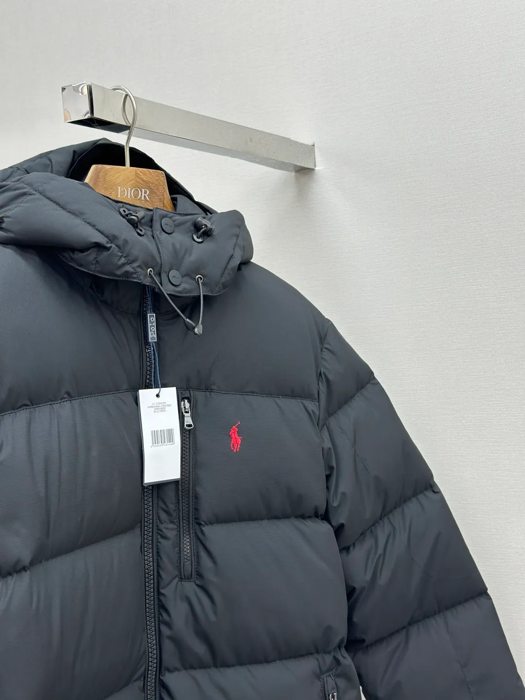 P950 Rah Lauren Classic Red Label Down Jacket. The nylon fabric has good windproof and waterproof properties, which can effectively block the intrusion of wind and rain from the outside and keep the inside dry. It is suitable for wearing in humid or rainy environments.  The chest label uses an imported MEO embroidery machine. It first scans the original pattern and then uses high-quality silk thread to make a pattern. The density effect is adjusted by continuous pattern making.  Detachable: Equipped with detachable nylon, users can easily disassemble or install it according to weather changes or personal preferences, which is both practical and convenient.  Exquisite details: the zipper design is simple and elegant, easy to operate; the closing design of the cuffs and hem effectively prevents the intrusion of cold wind, improving the warmth and comfort of wearing.   High-quality filling: 90 white duck down is selected, with a weight of 260g, ensuring excellent thermal insulation performance. After strict screening and treatment, the velvet is not easy to drill, ensuring durability. The hangtags, wash marks, air holes, and snap buttons are all custom-made from original molds.    Size: S-XL